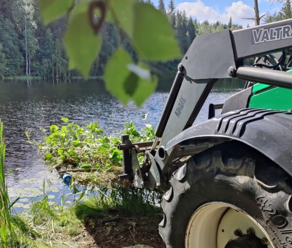 Lauttojen laskemista veteen traktorilla. 