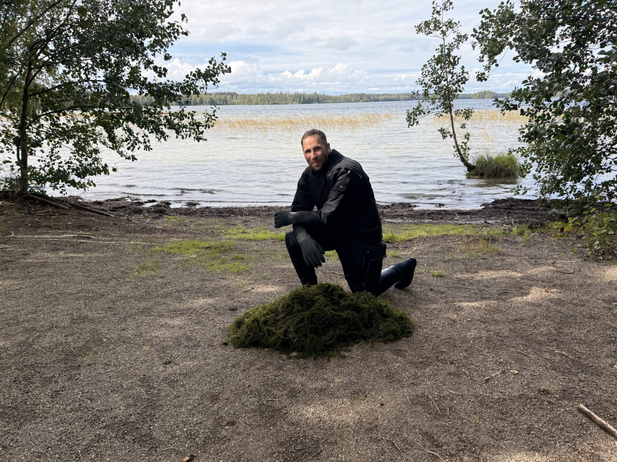 Joensuun laitesukeltajat -seuran puheenjohtaja Juha-Pekka Repo suoritti kokeilussa kanadanvesiruton poistoa. Kuva: Sanni Leskinen.